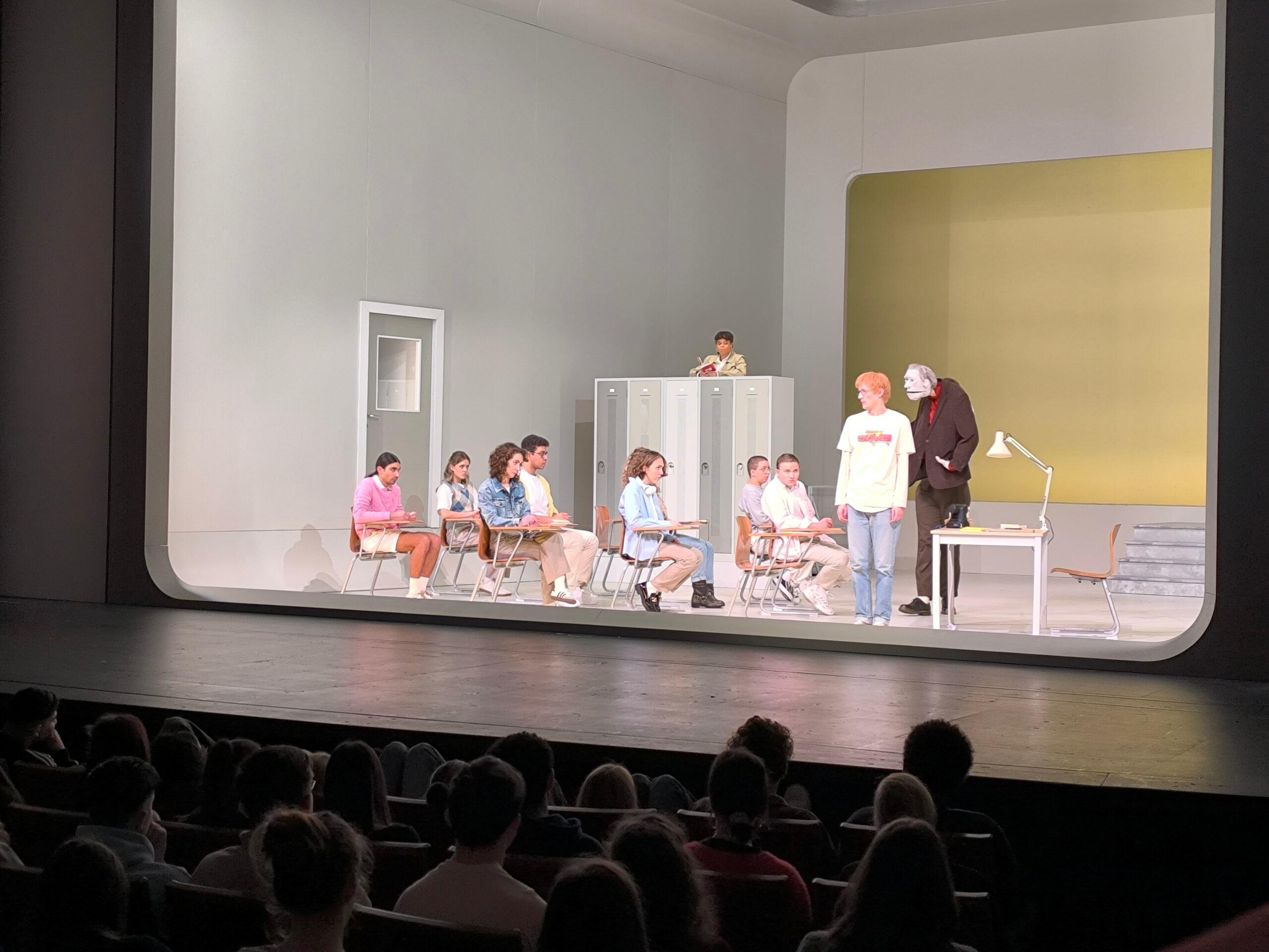 Exkursion der der 3AHMBA, 3AHIF, 3BHME und 3CHIFTheaterbesuch der 3AHMBA, 3AHIF, 3BHME und 3CHIF im Schauspielhaus Graz