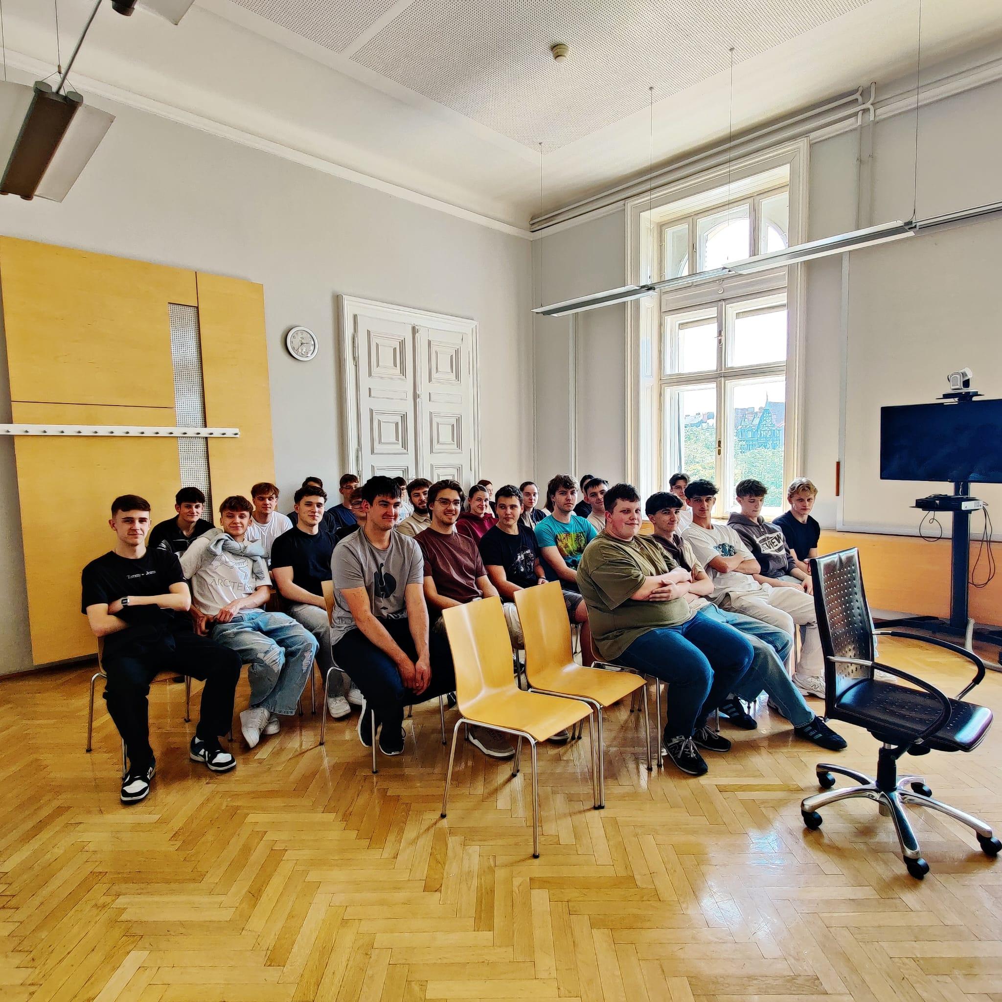 Justiz hautnah erleben – Exkursionen der 4BHME und 4AHMBA nach Graz